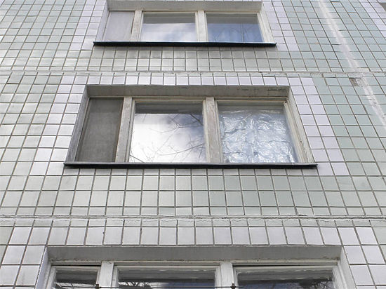 Школьник выбросился из окна 13-го этажа дома на северо-западе Москвы