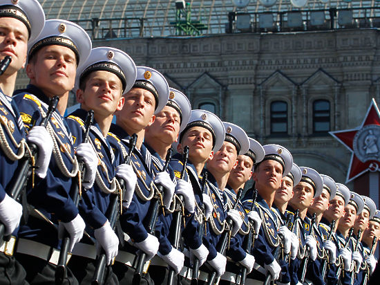 Социологи: россияне не готовы показывать на Параде Победы «кузькину мать»