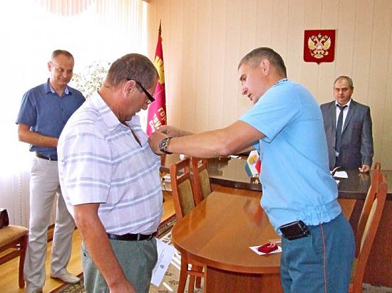  Двум жителям Кировской области вручили медаль «За отвагу на пожаре»