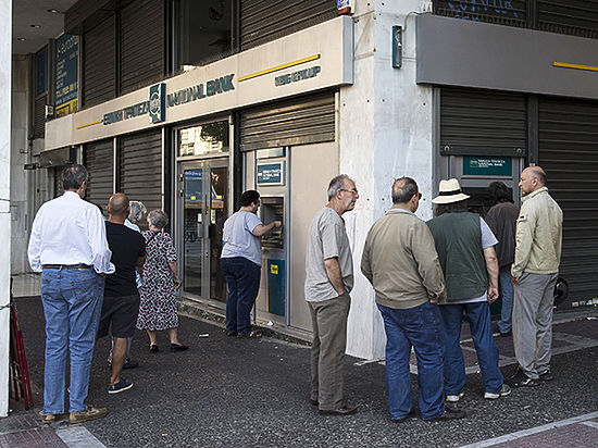 Депозиты в греческих банках  в июне уменьшились на 7,7 млрд евро 