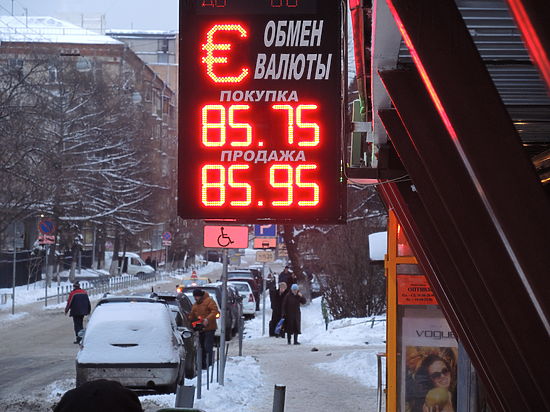 Кассиры обменников дали советы по спасению рубля