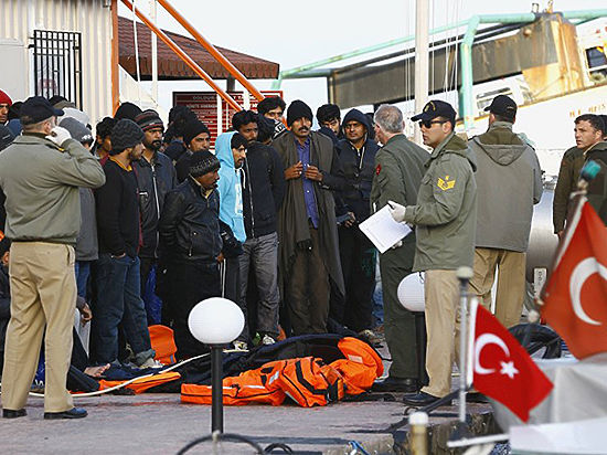 Активисты пытаются помешать  отправки мигрантов в Турцию 