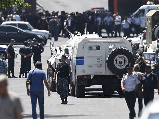 Радикалы в Ереване убивают по одному полицейскому в две недели