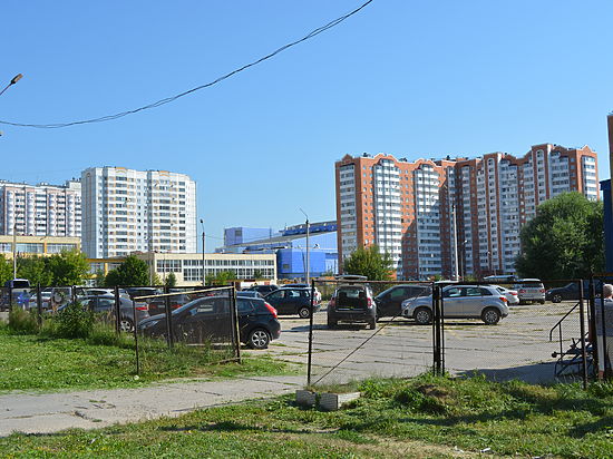Незаконную автостоянку в Серпухове отдадут под строительство лицея