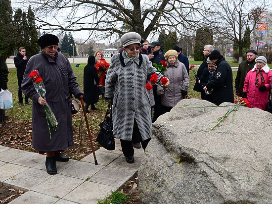 Репрессированных при советской власти в Костроме вспомнили  у мемориала и на выставке Варлама Шаламова