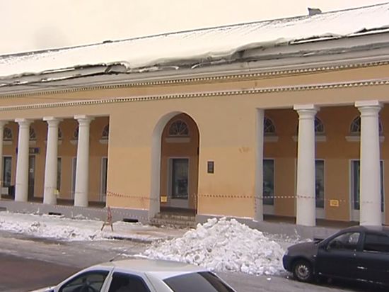 Костромской СКР ищет руководителей, с чьих зданий на людей обрушился снег