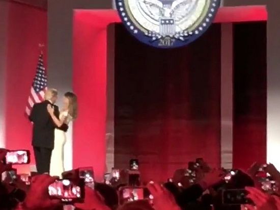 Опубликовано историческое видео танца Трампа с супругой на балу