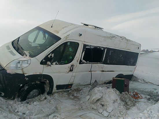 В Шарлыкском районе автобус с пассажирами слетел в кювет