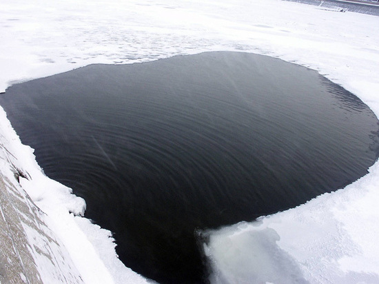 Заколдованное место на Москве-реке: где чаще всего проваливаются под лед