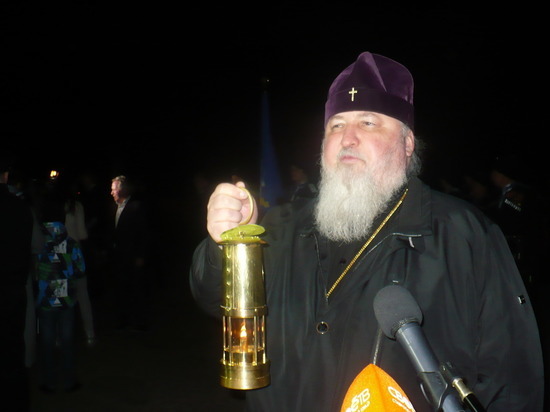 Ровно в девять вечера Благодатный огонь со Святой земли снизошёл на Ставрополье