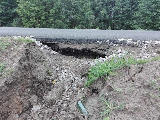Обвалы и дыры выявили активисты ОНФ на недавно отремонтированной дороге под Калугой