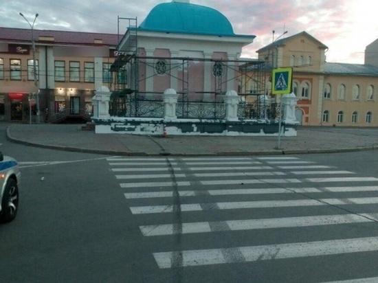 В ограждение часовни в центре Томска снова врезался автомобиль