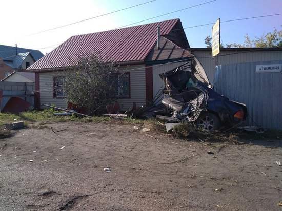 ДТП в Бийске: авто разорвало на части, 26-летний водитель живой