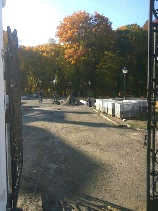 В парке усадьбы Асеевых в Тамбове наконец начали укладывать тротуарную плитку