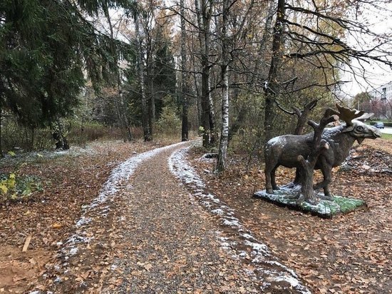 Избушка на курьих ножках и шеститонный лось появились в лесу Обнинска 