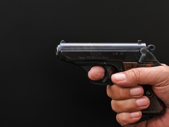 Посетитель спортзала разбил лоб тренеру рукояткой пистолета, отстаивая семейные ценности