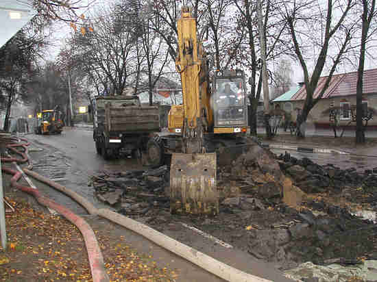 Коммунальщики устраняют повреждение на канализационном коллекторе в Тамбове