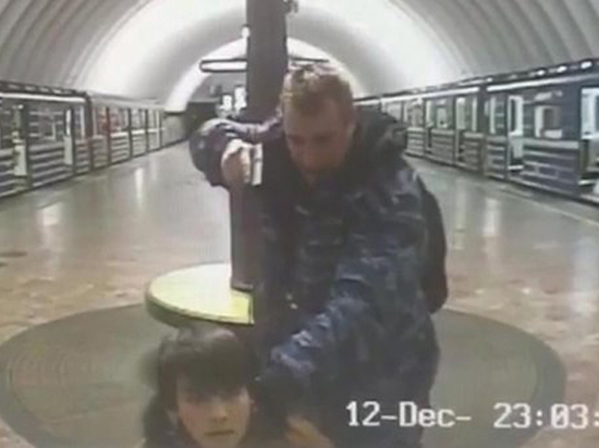Пьяный сотрудник метро полчаса грозил застрелить поставленного на колени пассажира 