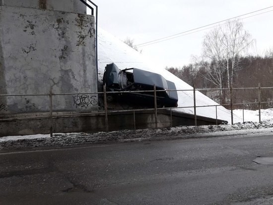 Пьяное новогоднее ДТП: в Ярославле «ВАЗ» влетел в опору моста
