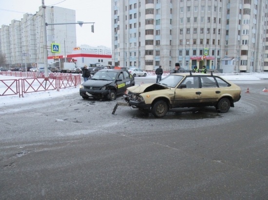 В Ярославле такси попало в ДТП, есть пострадавшие
