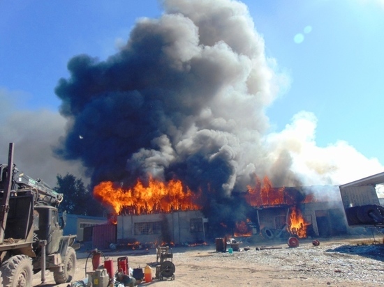 Пожар под Костромой уничтожил цех деревообрабатывающего предприятия