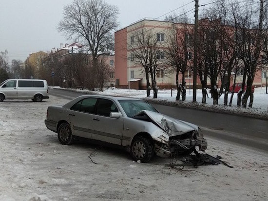 Под Калининградом водитель «Мерседеса» врезался в дерево