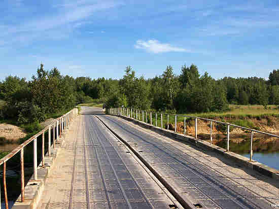 В Липецкой области под грузовиками продавился мост