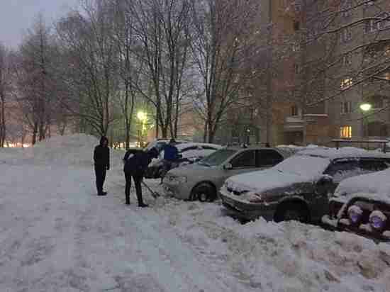 Жители Обнинска вышли на уборку дворов от снега 