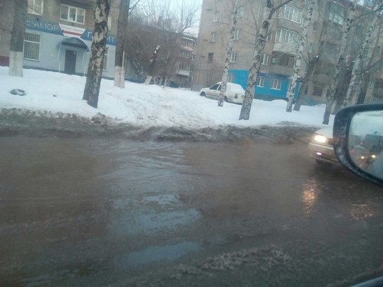 В Барнауле перекрыли две проезжие части из-за коммунальной аварии