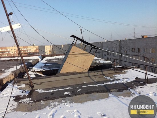 200-килограмовая вытяжка обрушила крышу многоэтажки в Бийске