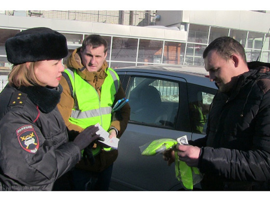 В Чебоксарах сотрудники ГИБДД дарят водителям светоотражающие жилеты