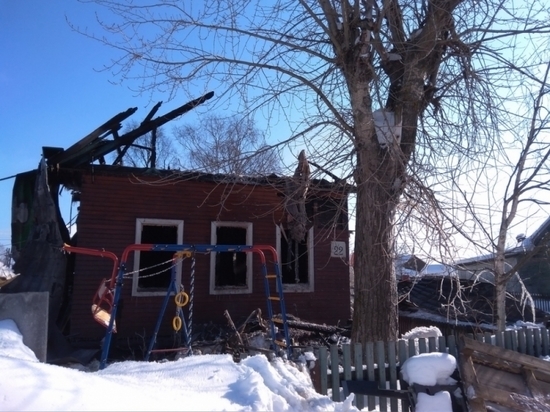 Семья с двумя детьми лишилась крова в результате пожара в Архангельске