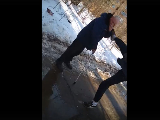 Снимала девочка: кировские подростки на видео избили старика с клюкой