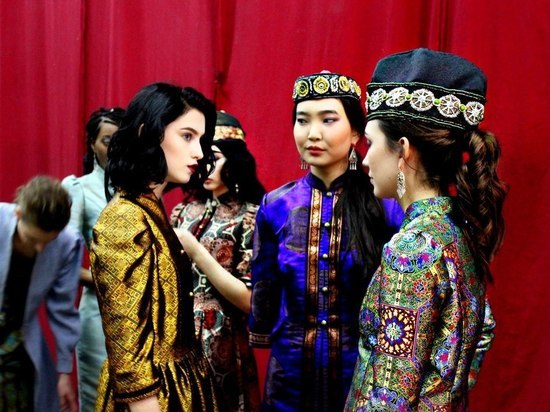 На Каспийской неделе моды красавицы демонстрировали коллекцию Тостаевой под песню на выдуманном языке 