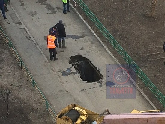 В Тольятти мусоровоз провалился в дыру в асфальте 