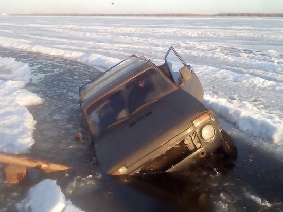 В Архангельске на ледовой переправе провалилась машина с семьей