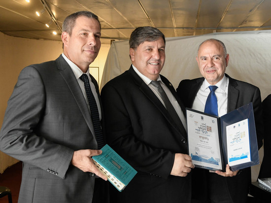 Председатель Еврейского Национального Фонда – Керен Каемет ле-Исраэль вручил награды победителям викторины ТАНАХа
