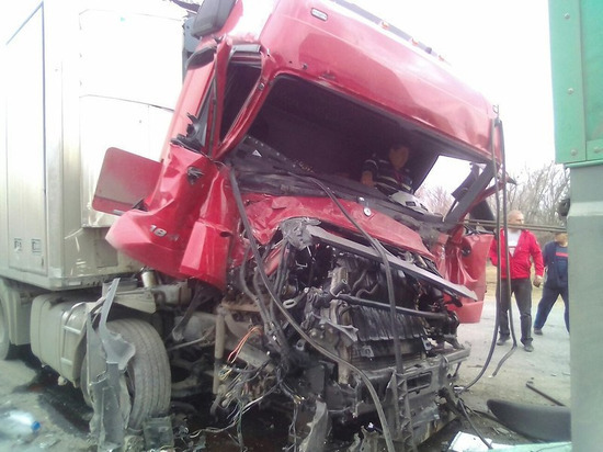 В Сызранском районе столкнулись 4 грузовика, один водитель пострадал 