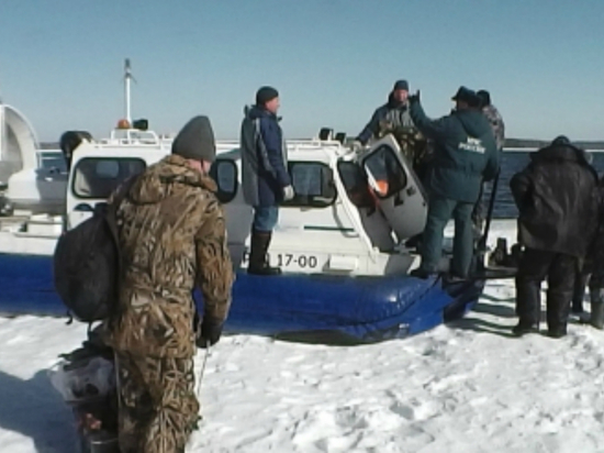 С Белоярского водохранилища сняли 60 рыбаков