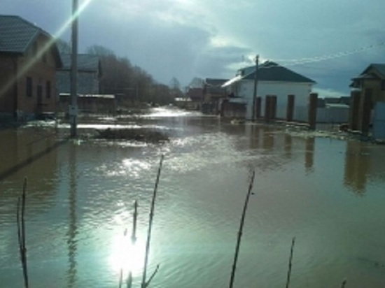 В Казани из-за вчерашнего дождя Нокса затопила дома в поселке Салмачи