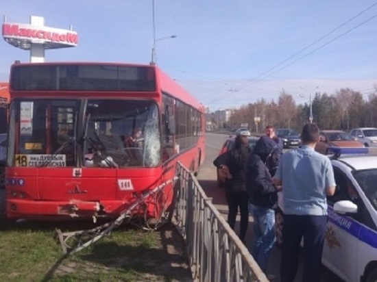 В Казани женщина попала под автобус