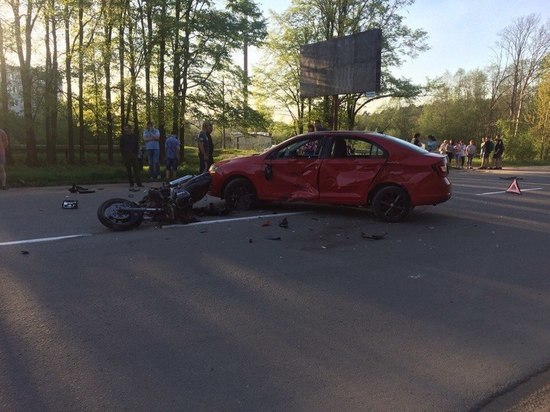 В Тверской области Шкода не пропустила мотоцикл: госпитализировали двух человек