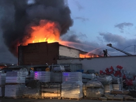 В Екатеринбурге на площади в 750 квадратных метров горел супермаркет 