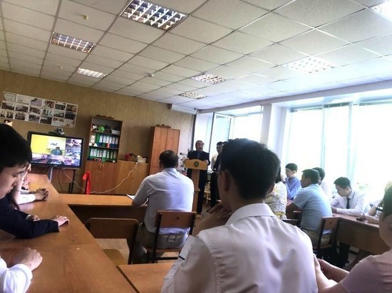 Элистинской гимназии передали оборудование стоимостью 1 млн рублей
