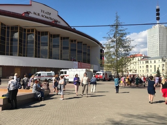 Съезд женщин эвакуировали из задымлённого Архангельского драмтеатра