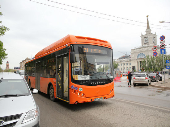 Держитесь за поручни: в Волгограде госпитализированы упавшие в автобусах женщины
