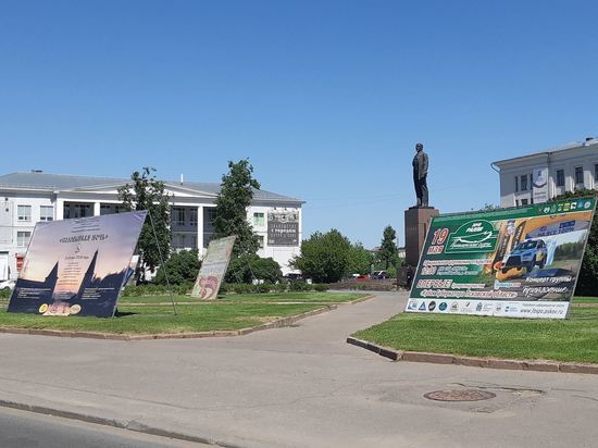 6 незаконных баннеров на главной площади Пскова возмутили руководителя УФАС 