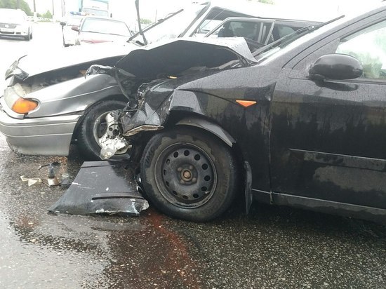 В Твери столкнулись три автомобиля: двух человек госпитализировали