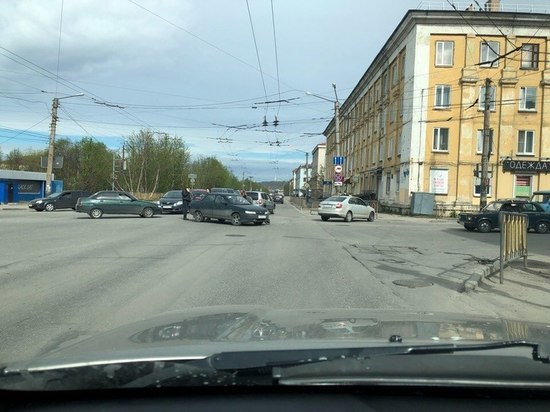 На оживленном перекрестке в Мурманске столкнулись две легковушки 