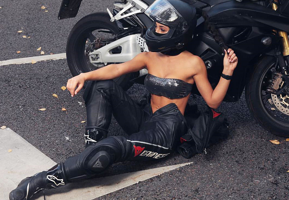 Два мотоциклиста выебали стройную девушку на пустыре 